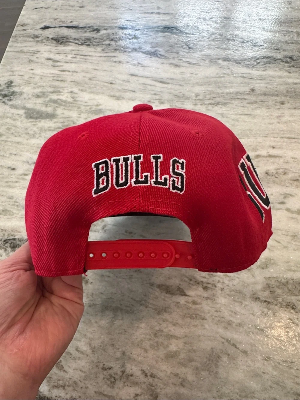 New Era 9FIFTY SnapBack Chicago Bulls Embroidered Logo Red Black Two Tone Sports